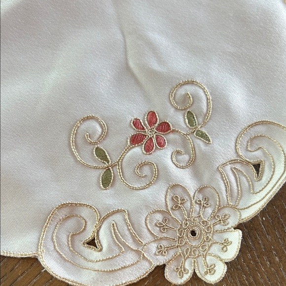 NEW! Elegant Vintage Inspired Creamy White Floral Embroidered Table Scarf Runner - Picture 5 of 8